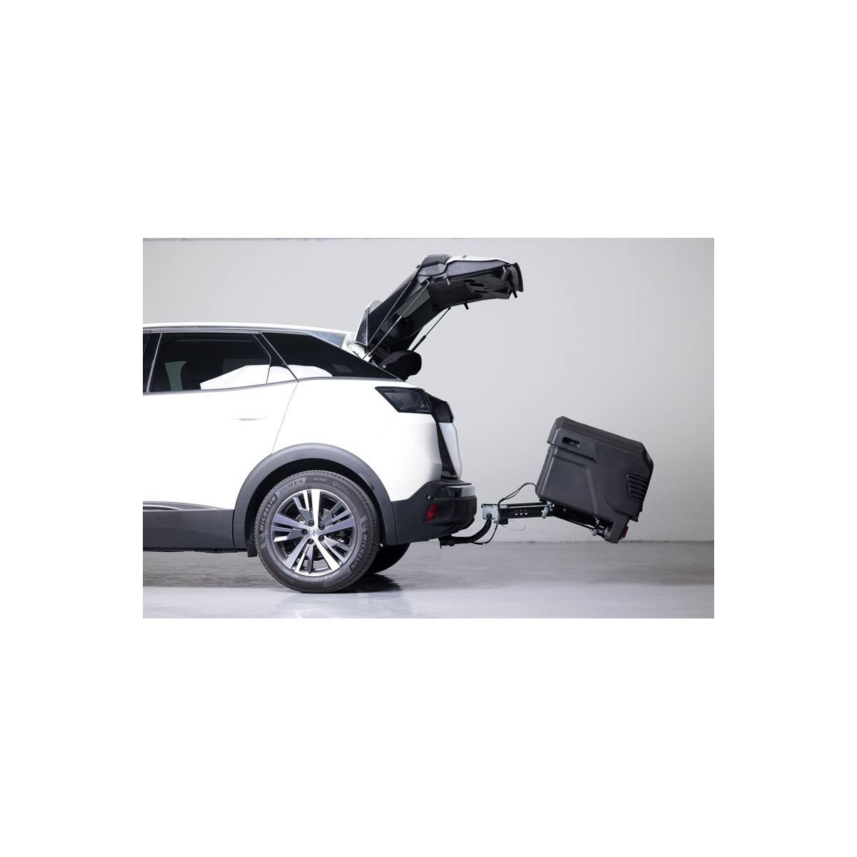 TowBox EVO Urban, box per gancio di traino per Tesla
