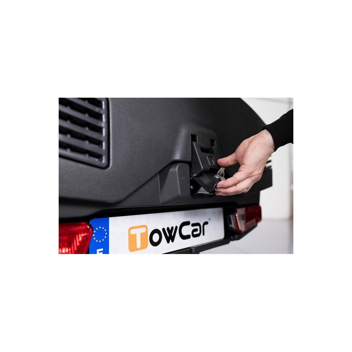 TowBox EVO Urban, box per gancio di traino per Tesla
