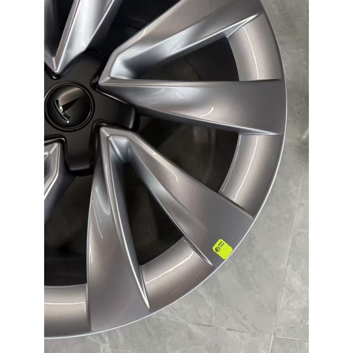 20-calowe koła OEM Helix 2.0 dla Tesla Model Y