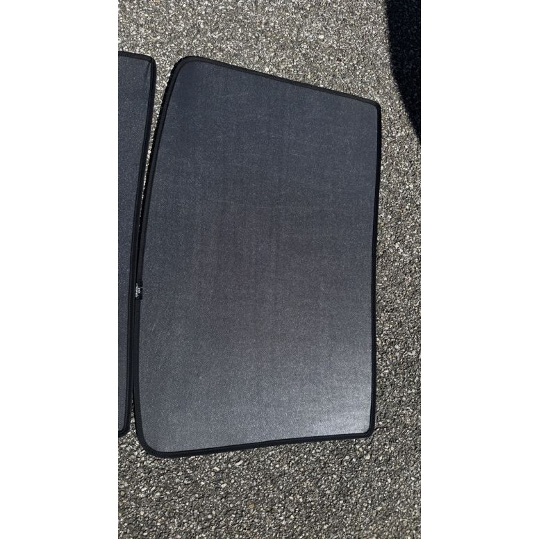 Tweedelig zonneklepdak voor Tesla Model Y