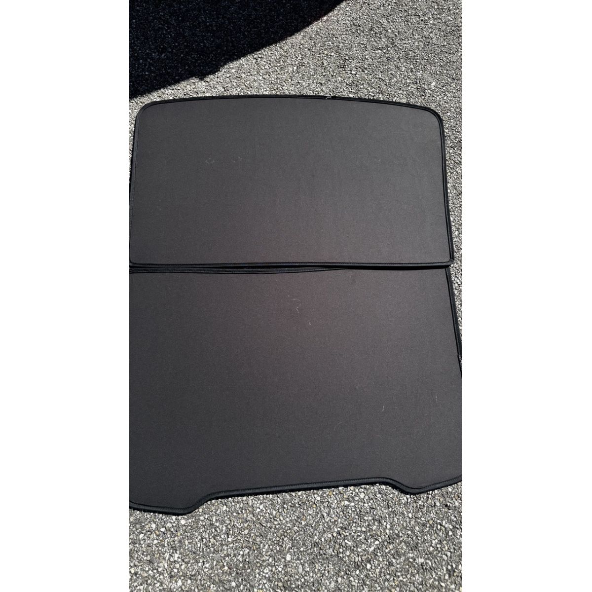 Tweedelig zonneklepdak voor Tesla Model Y