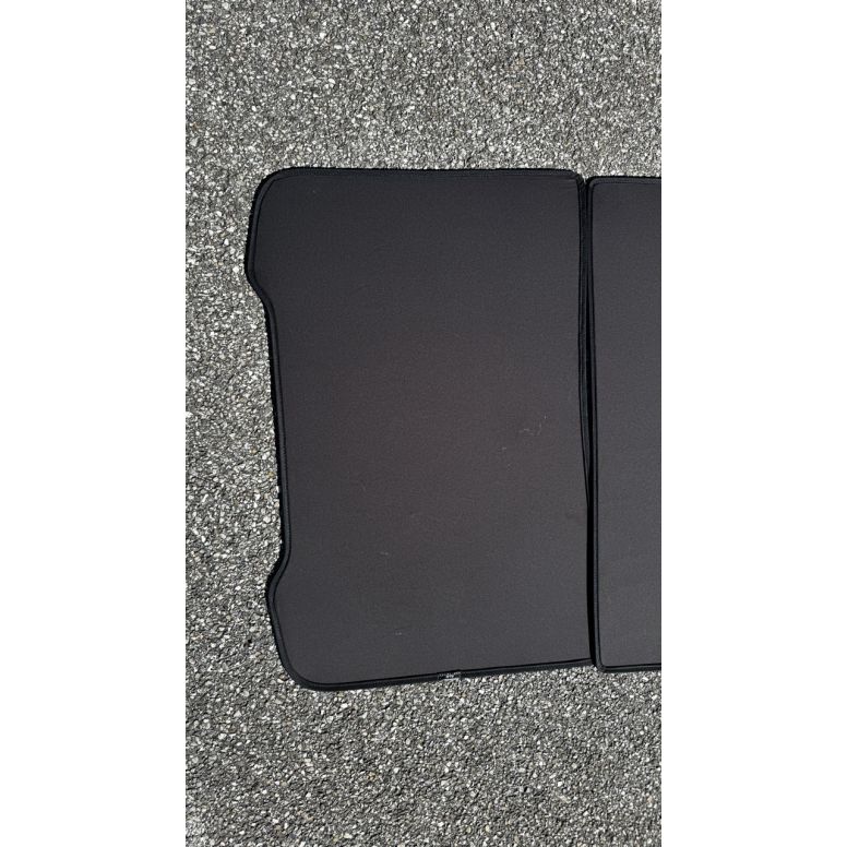 Tweedelig zonneklepdak voor Tesla Model Y
