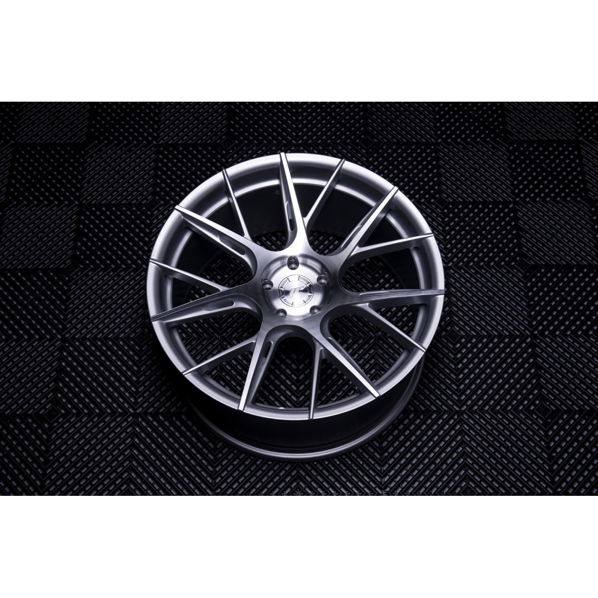 Set di 4 cerchi Japan Racing JR 42 FlowForming per Tesla Model 3
