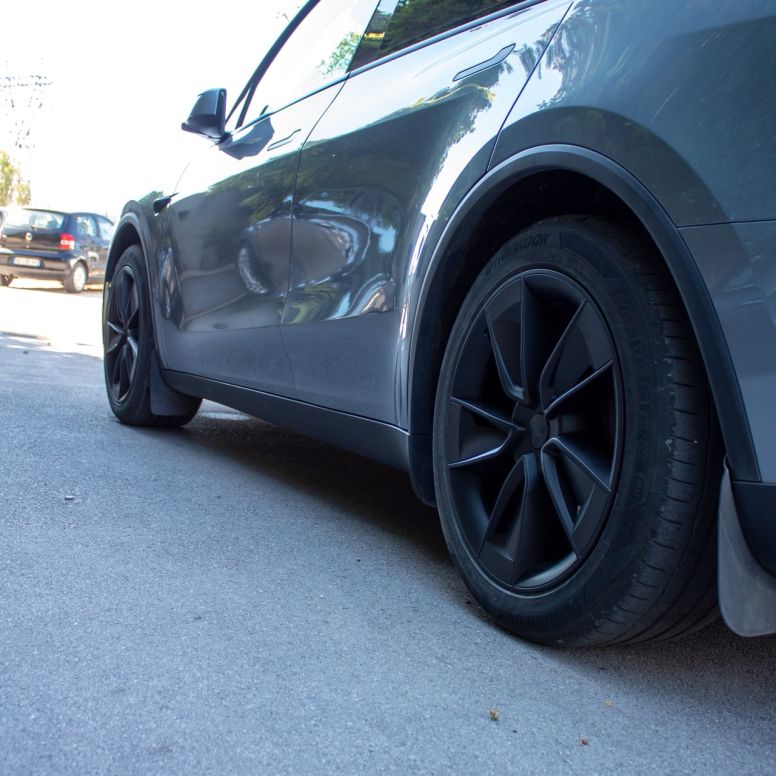 Förpackning med 4 replika Warp 19" hjulkapslar för Tesla Model Y