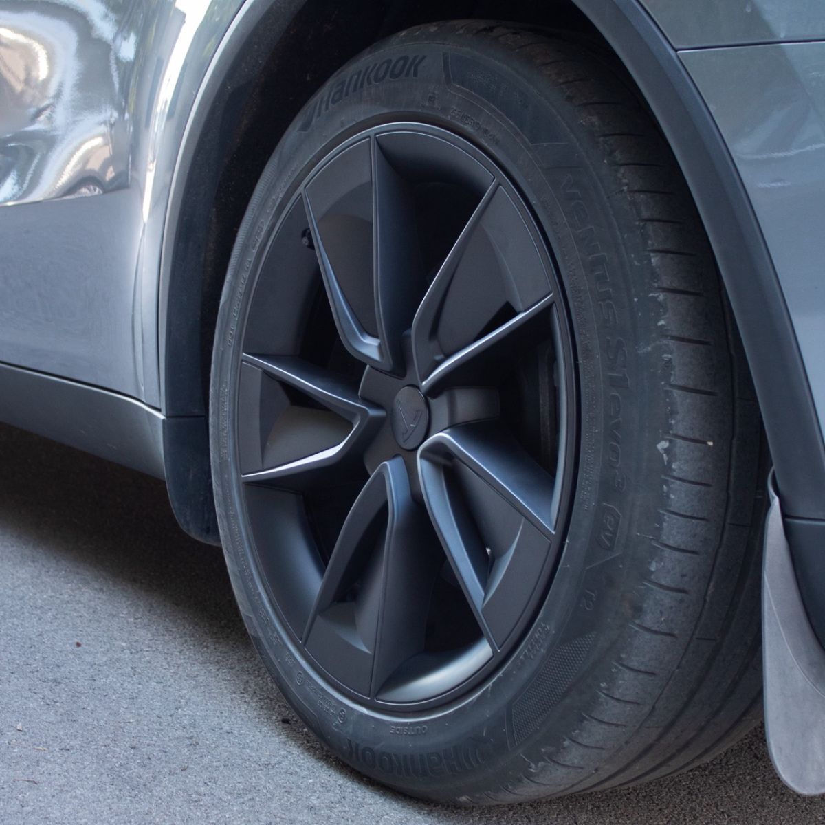 Förpackning med 4 replika Warp 19" hjulkapslar för Tesla Model Y
