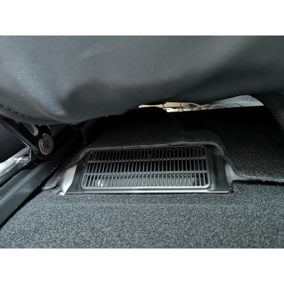Rejillas protectoras para las rejillas de ventilación de los asientos delanteros del Tesla Model 3 (juego de 2)