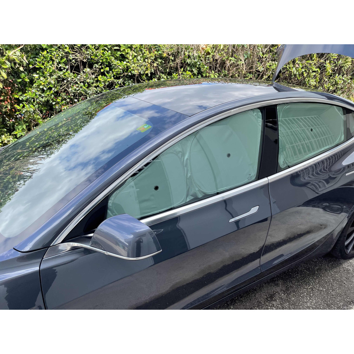Slnečná clona na bočné okno na kempovanie - Tesla Model 3