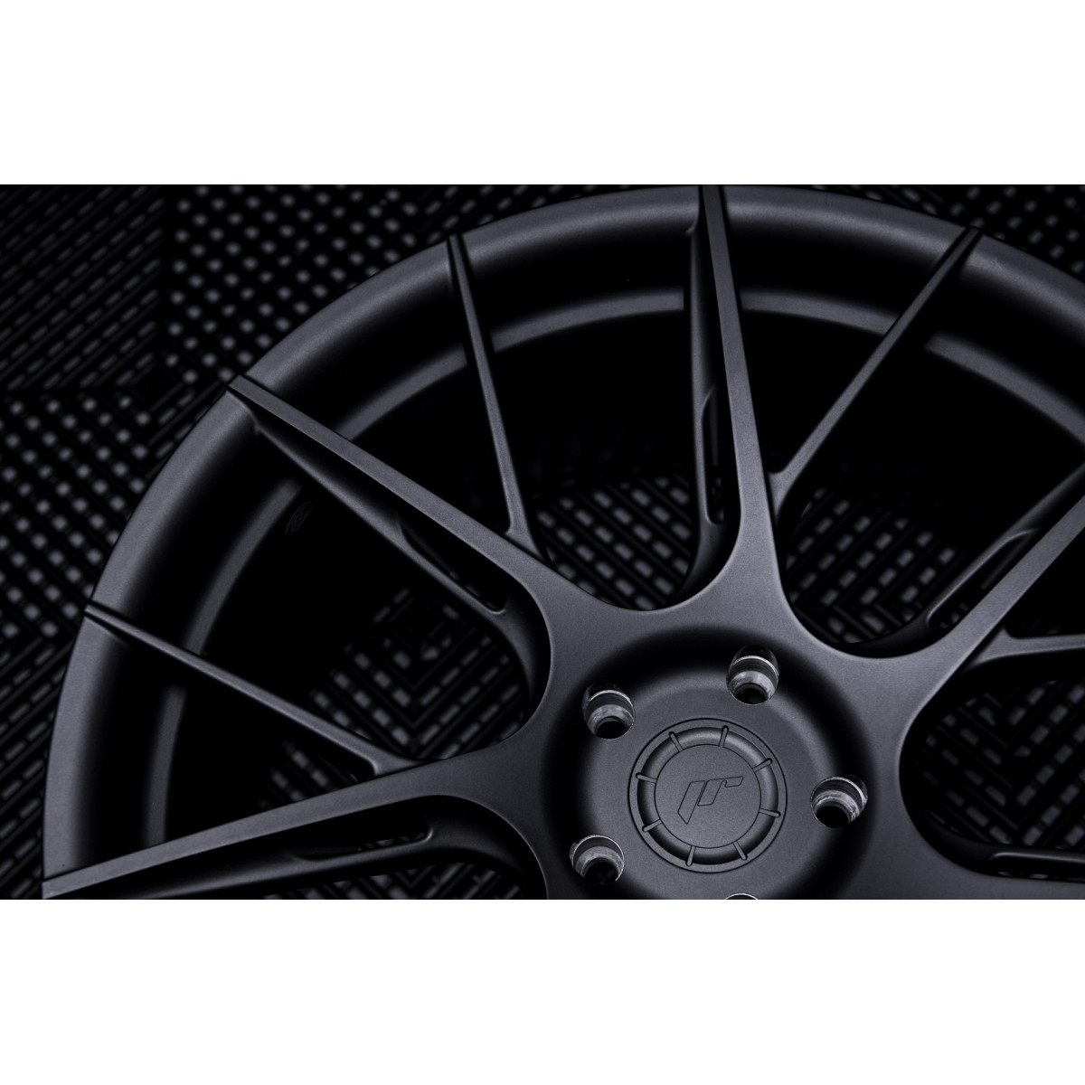 4 Japan Racing JR 42 FlowForming -vanteen sarja - Tesla Model Y