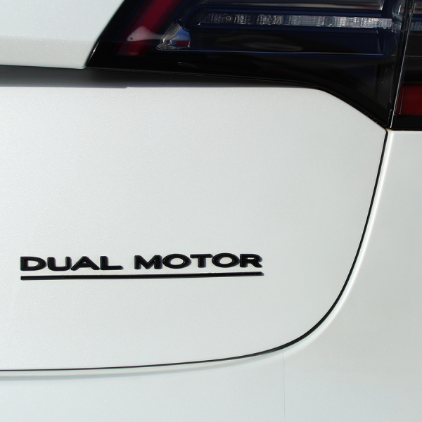 Emblem "DUAL MOTOR" för bakre bagageluckan - Tesla Model SX, 3 och Y