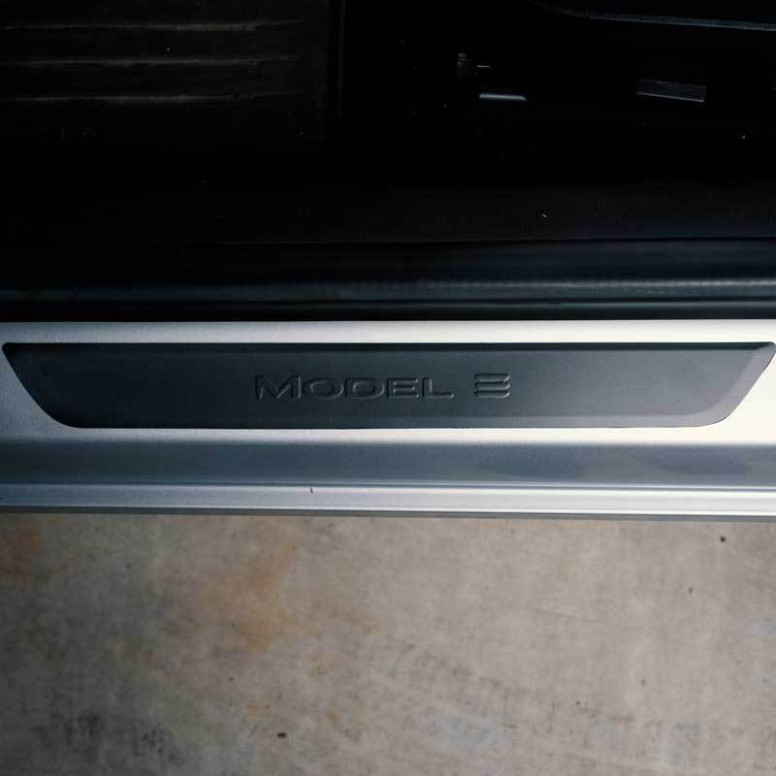 Dørtærskelfolie "MODEL 3" - Tesla Model 3 og Y