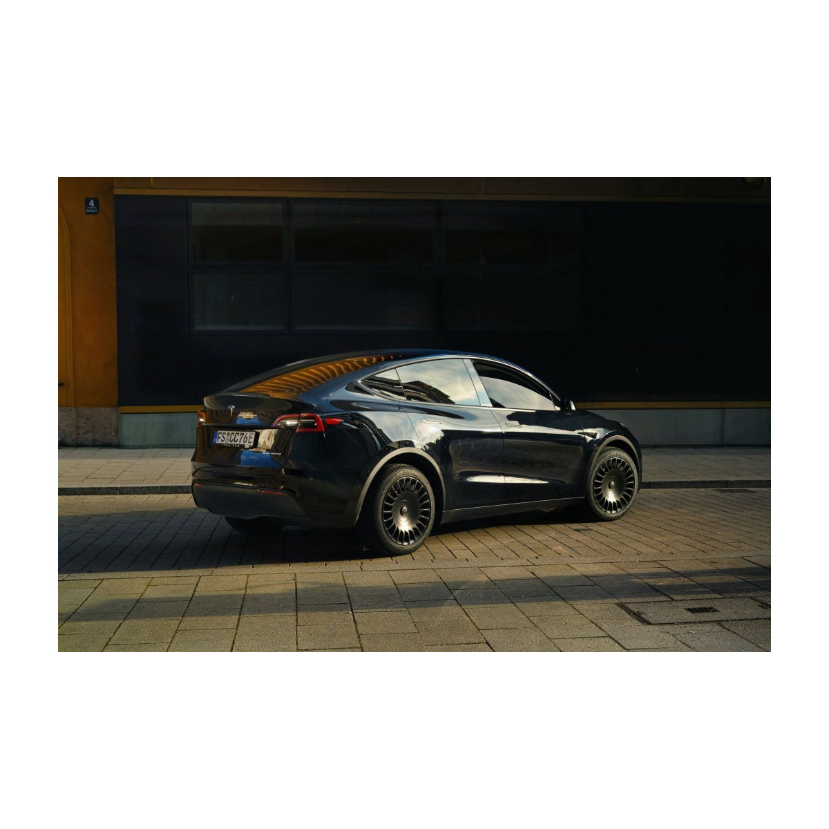 The New Aero The Razor Tesla Zestaw 4 19-calowych kół o kierunkowym przepływie dla Model Y