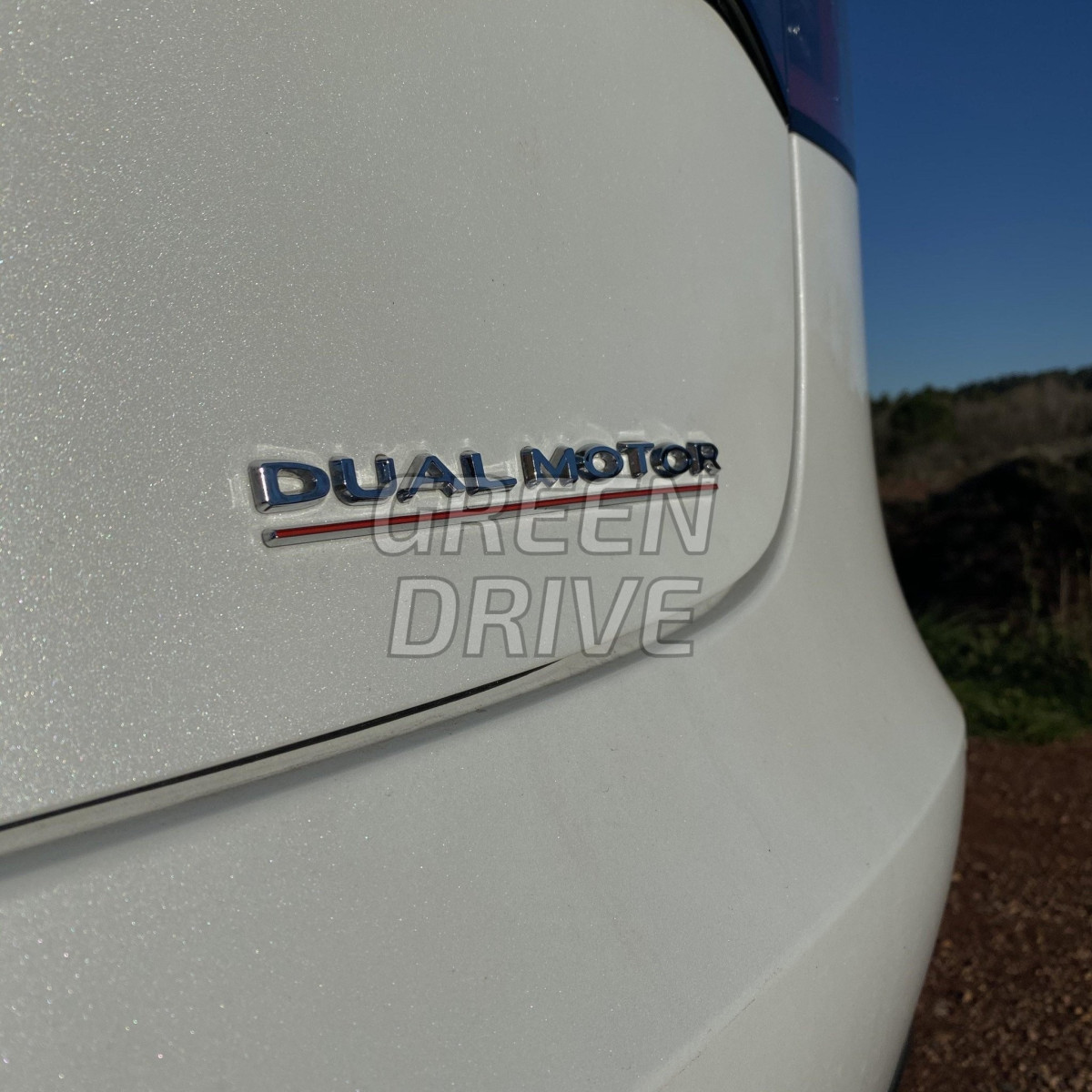 Emblem "DUAL MOTOR" för bakre bagageluckan - Tesla Model S, X, 3 och Y