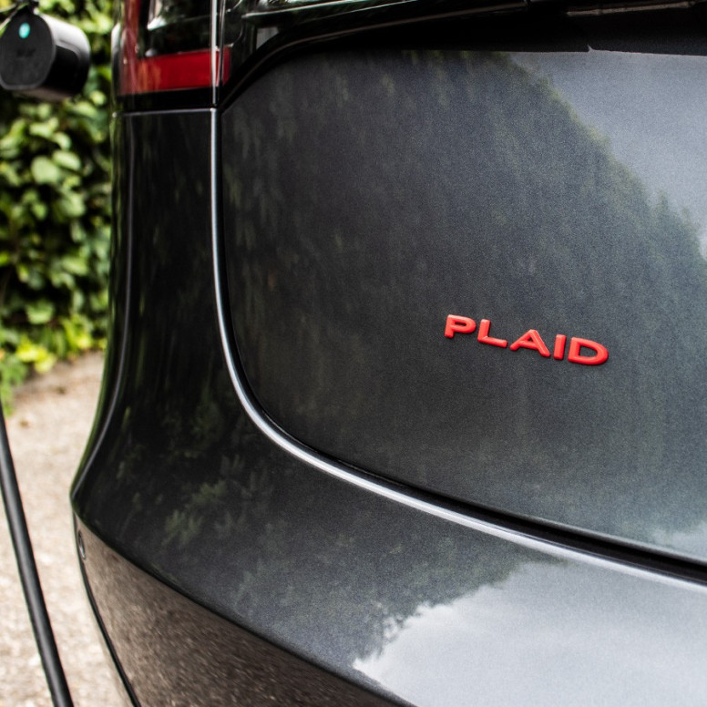 Letras adhesivas con el logotipo Plaid para Tesla