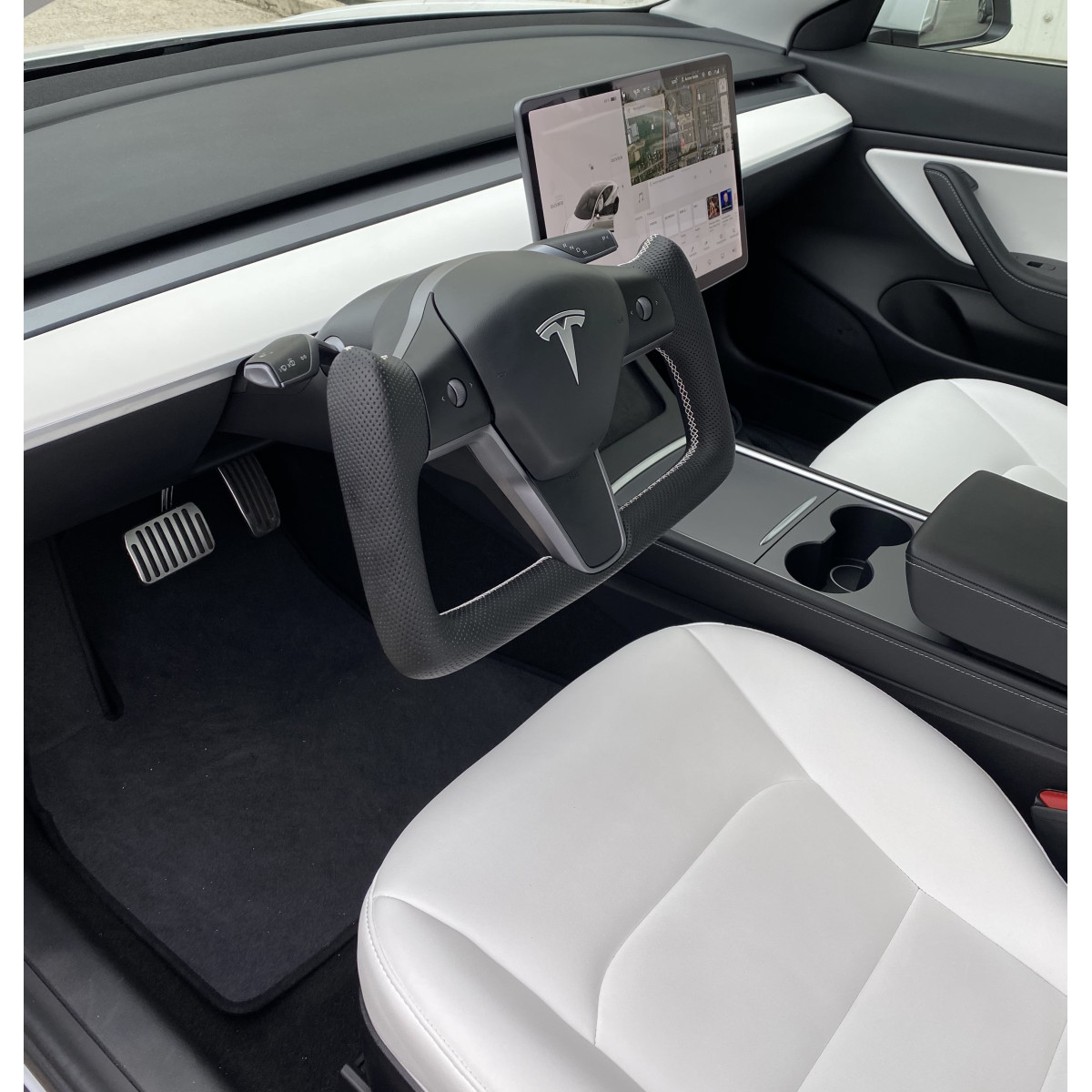 Volante personalizzato in stile Yoke per Tesla Model Y