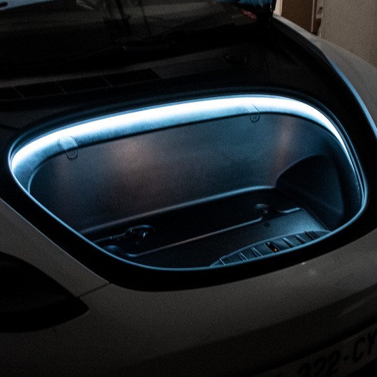 LED-belysning i bagagerummet til Tesla