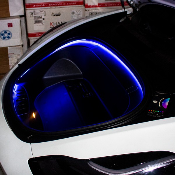 LED-belysning i bagagerummet til Tesla