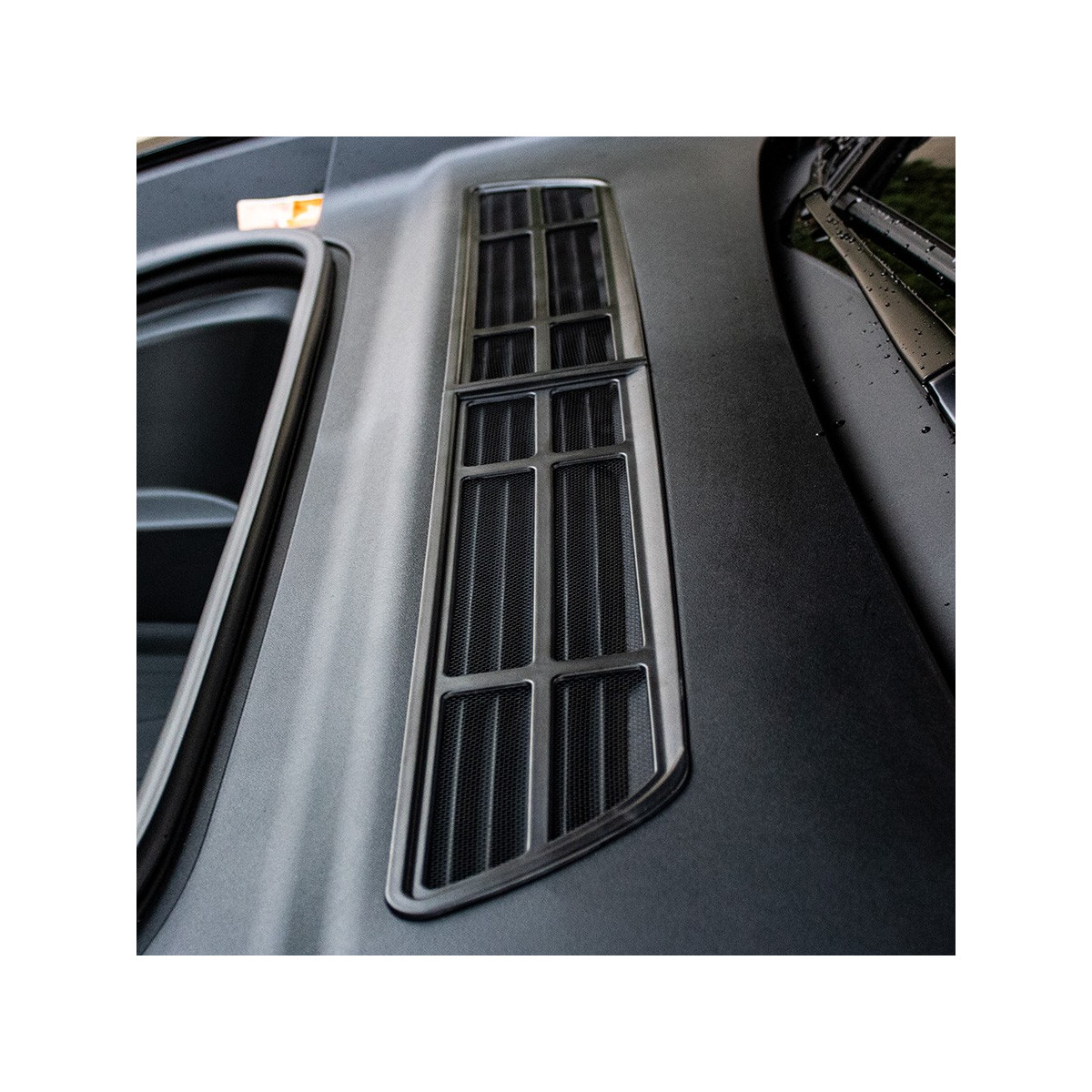 Udluftning forrest i bagagerummet til Tesla Model Y