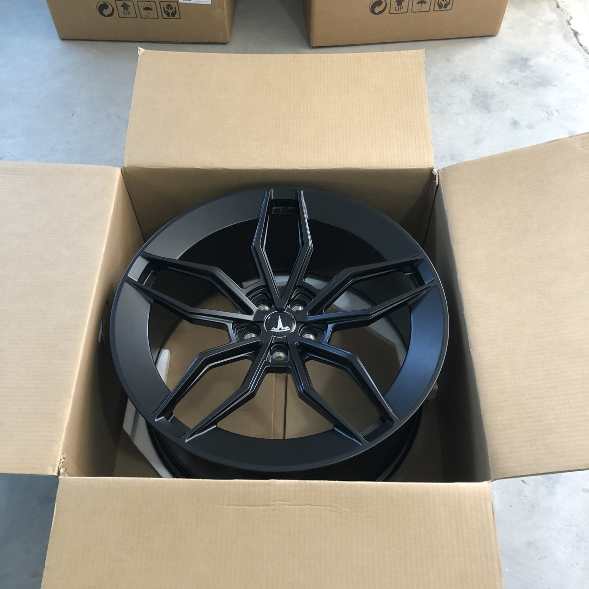 4 kpl EXO-A44-takovanteita Tesla Model Y:lle
