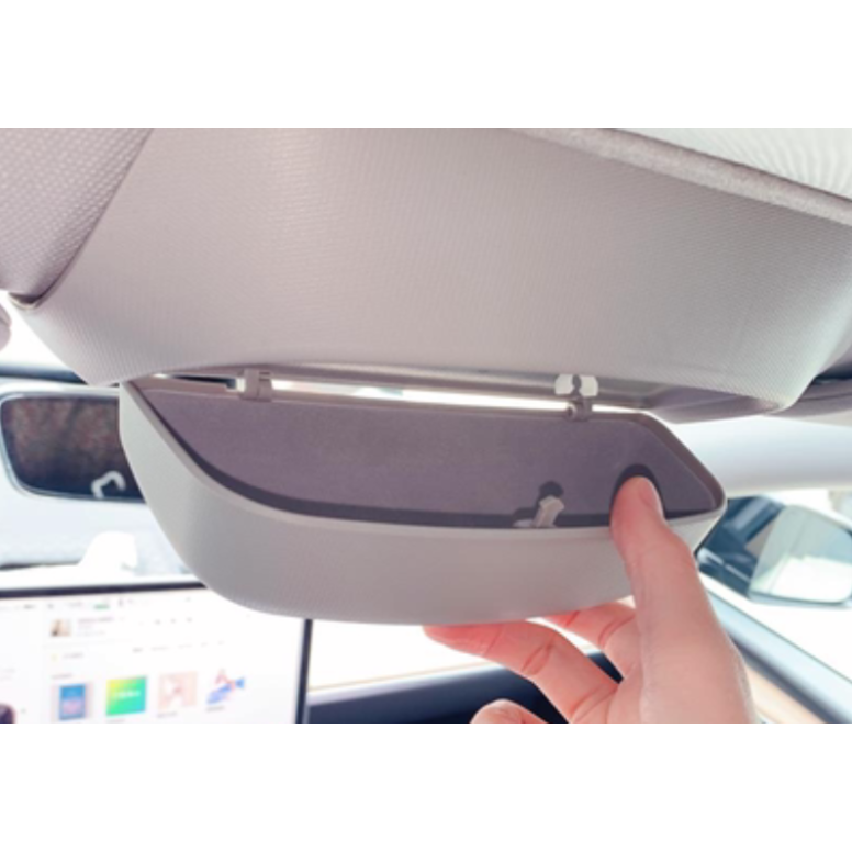 Brilleholder i loftet til Tesla Model 3 og Model Y