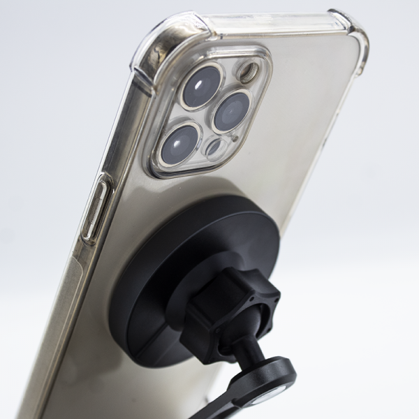 MagSafe-liimalla kiinnitettävä puhelimen pidike, jossa on täyttölaite