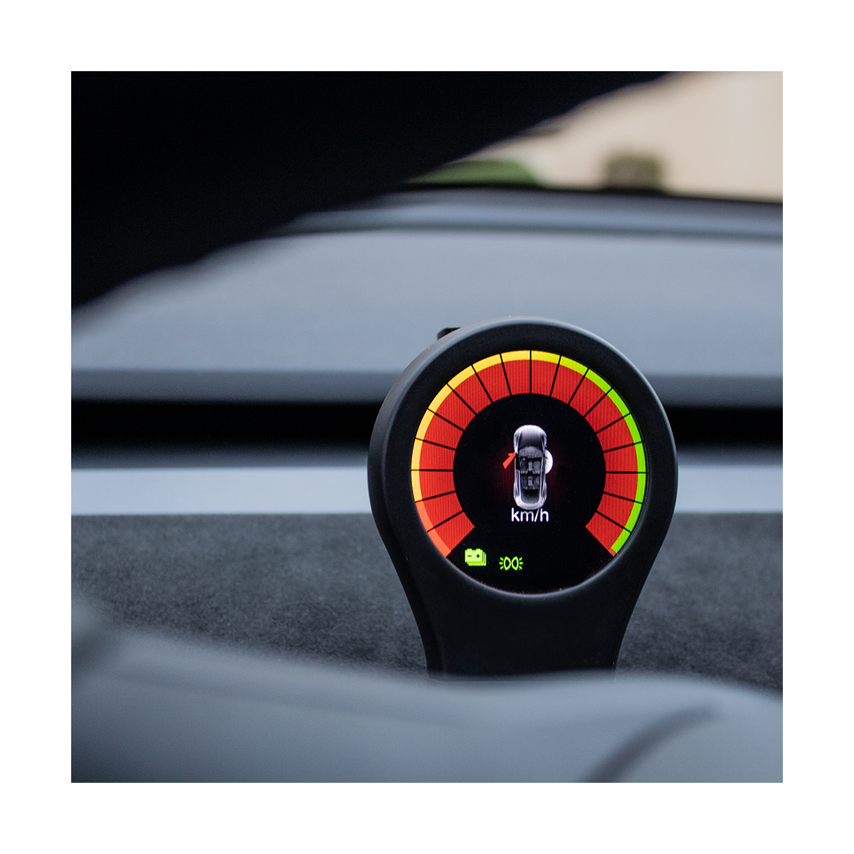 Rattmontert mobilholder med lader og skjerm til Tesla Model 3 og Model Y