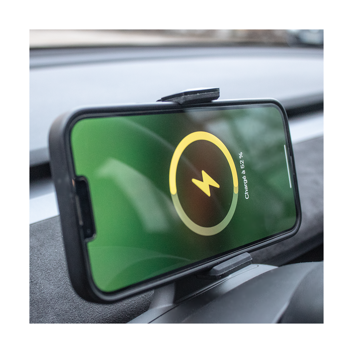 Rattmontert mobilholder med lader og skjerm til Tesla Model 3 og Model Y