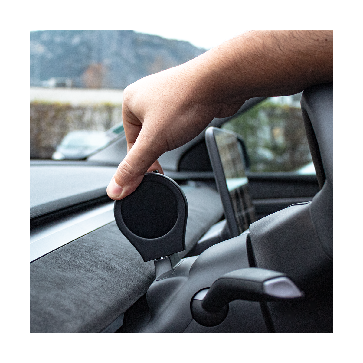 Rattmontert mobilholder med lader og skjerm til Tesla Model 3 og Model Y
