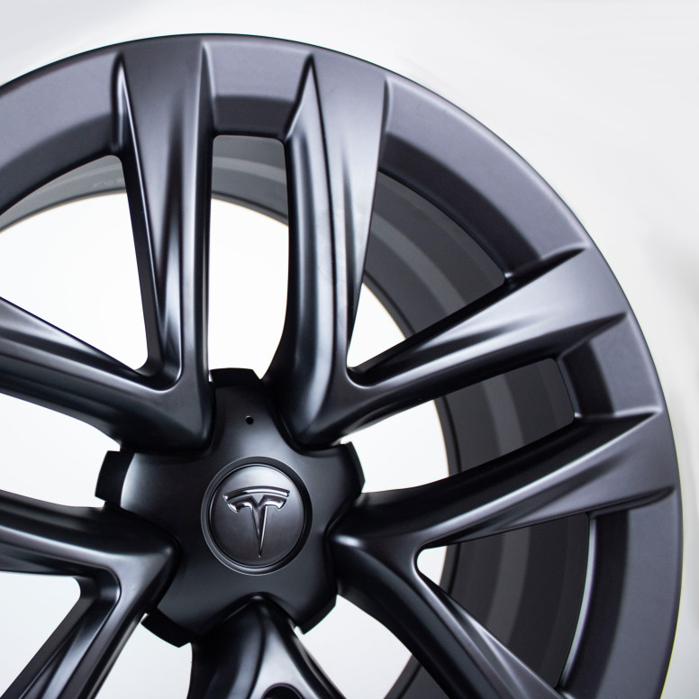 Kompletné zimné kolesá pre Tesla Model S LR a Plaid – disky Arachnid s pneumatikami (sada 4 ks)