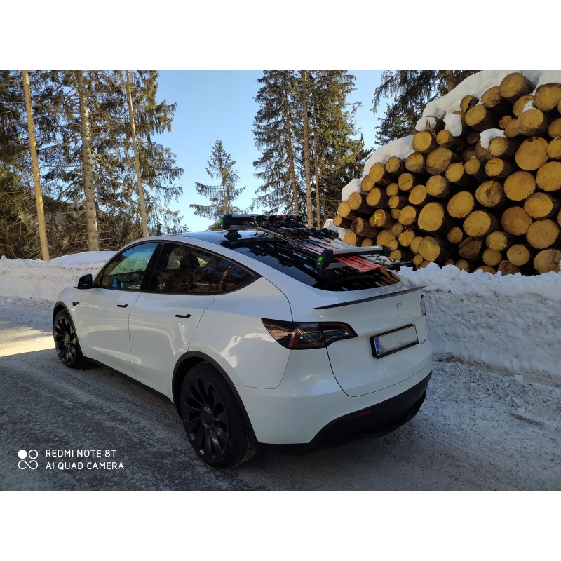 How to transport skis safely in Model Y