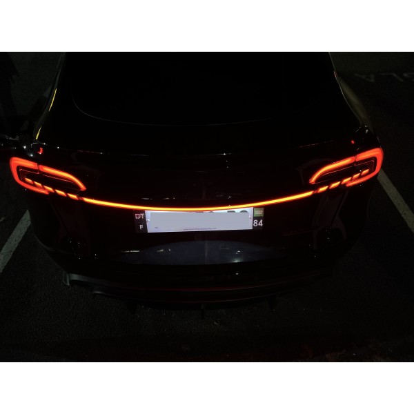 LED-palkilla varustetut korvaavat takavalot osoitteeseen Tesla Model 3 ja Model Y