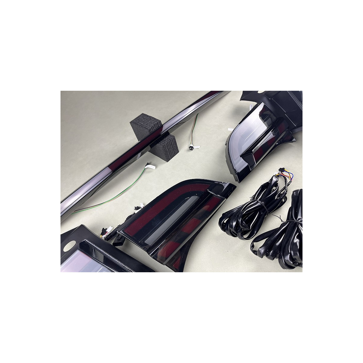 Substituição de luzes traseiras com barra LED para Tesla Model 3 e Model Y