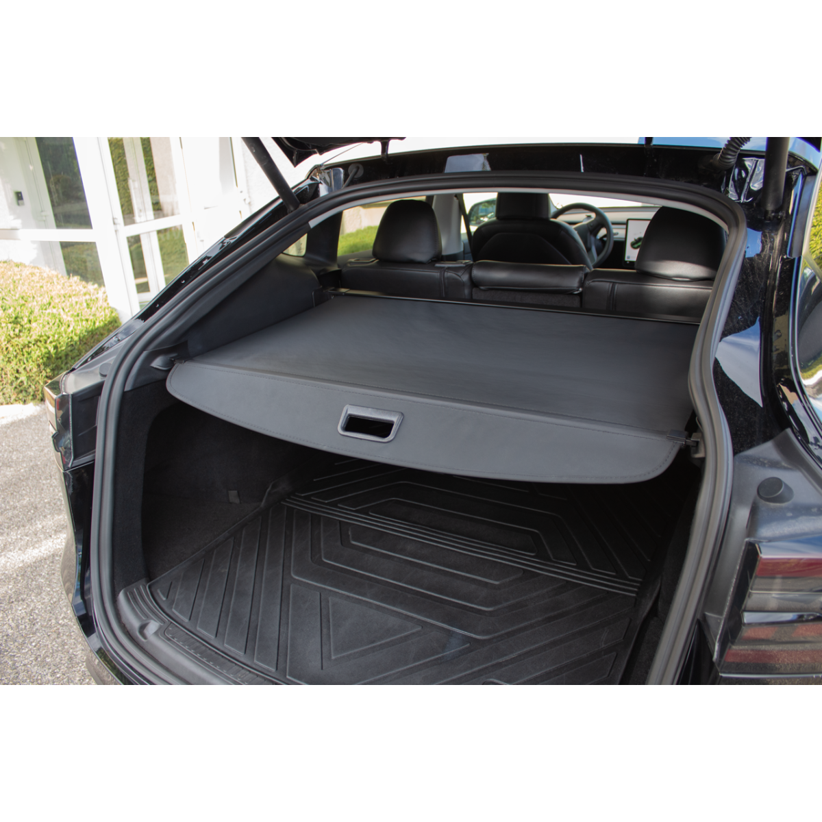 Kryt batožinového priestoru s navíjacím mechanizmom pre Tesla Model Y