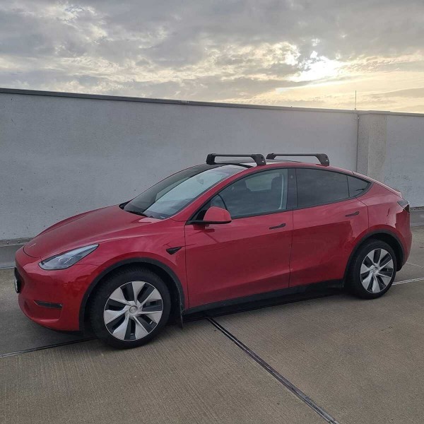 Barres de toit Tesla Model Y 4 portes berline à partir de 2020 -  Emportertout - Votre voyage commence ici