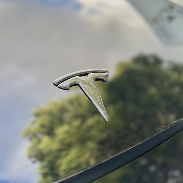Carbon-logo foran eller bagpå - Tesla Model 3 og Tesla Model Y