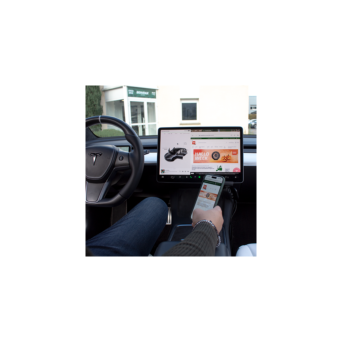 In die Mittelkonsole integrierte MagSafe-Handyhalterung für Tesla Model 3 und Model Y