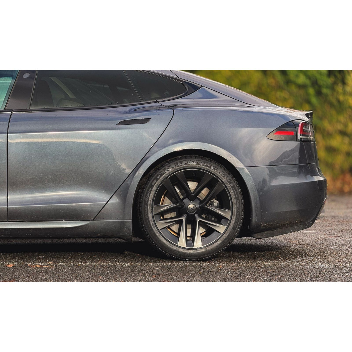 Kompletné zimné kolesá pre Tesla Model S LR a Plaid – disky Arachnid s pneumatikami (sada 4 ks)