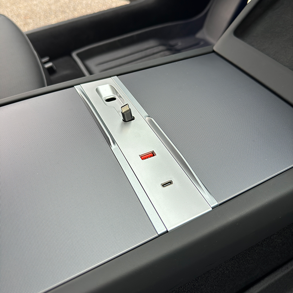 Multifunktionel USB-hub med lys til Tesla Model 3 og Model Y