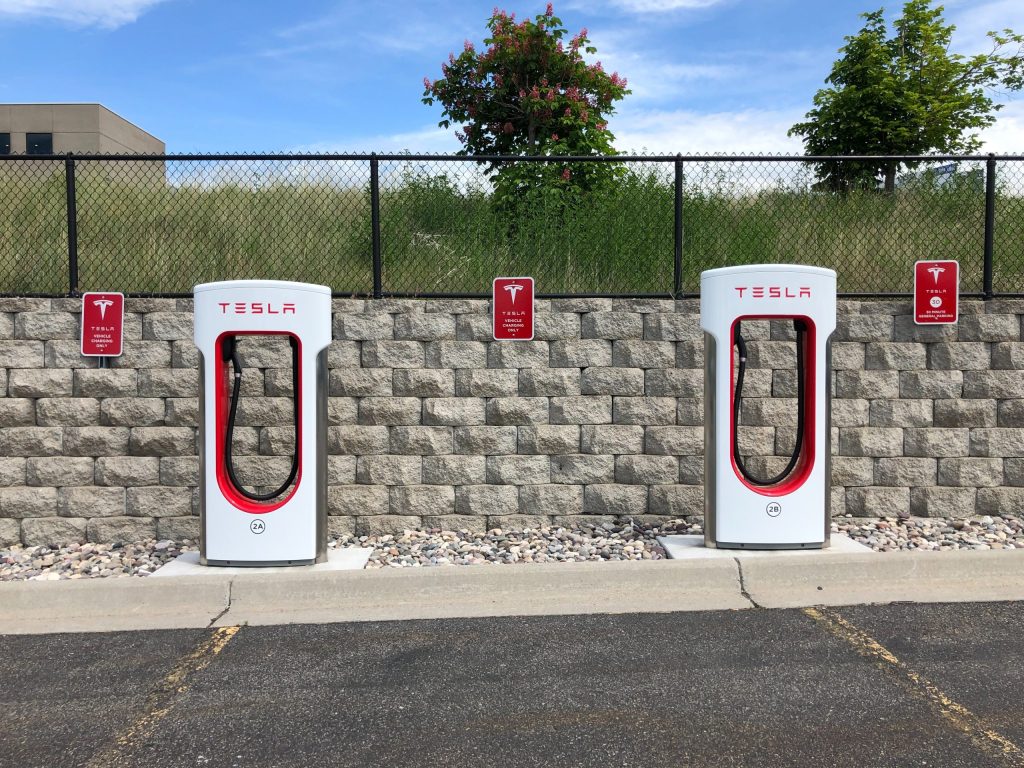 Tesla Confirms Supercharger V4 with 350 KW Output!